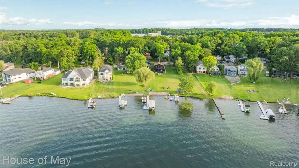 10890 Hillway Drive White Lake Charter Township, MI 48386
