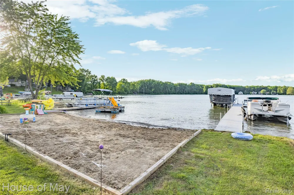 10890 Hillway Drive White Lake Charter Township, MI 48386
