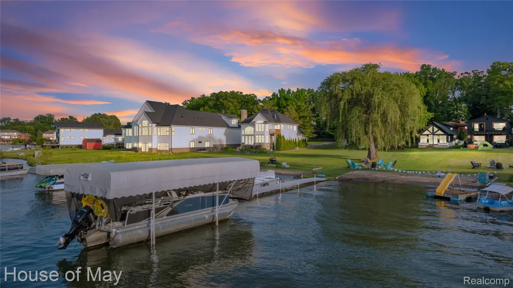 10890 Hillway Drive White Lake Charter Township, MI 48386