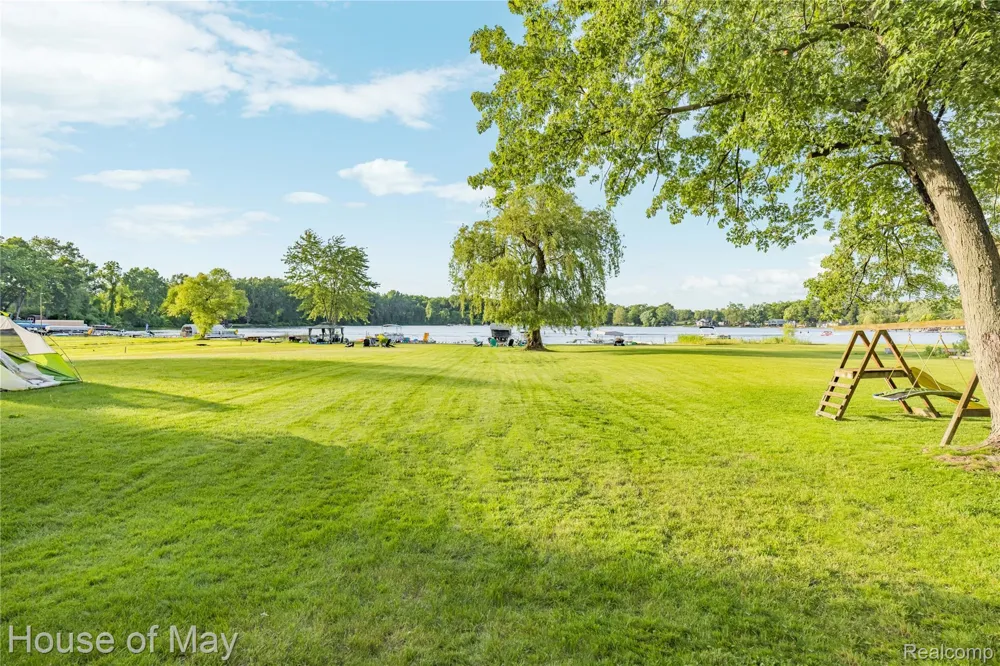 10890 Hillway Drive White Lake Charter Township, MI 48386