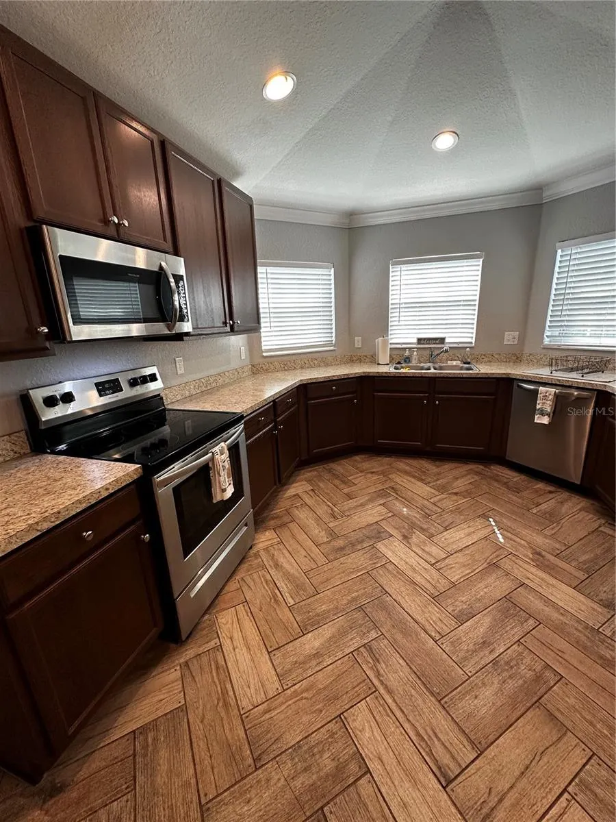 262 LAKE MARIANA PLACE Auburndale, FL 33823
