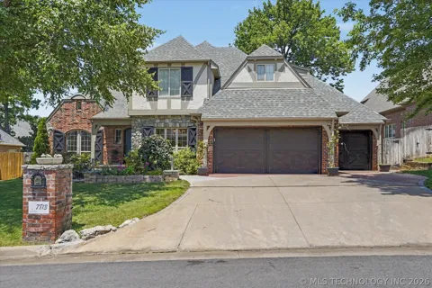 7813 E 99th Place