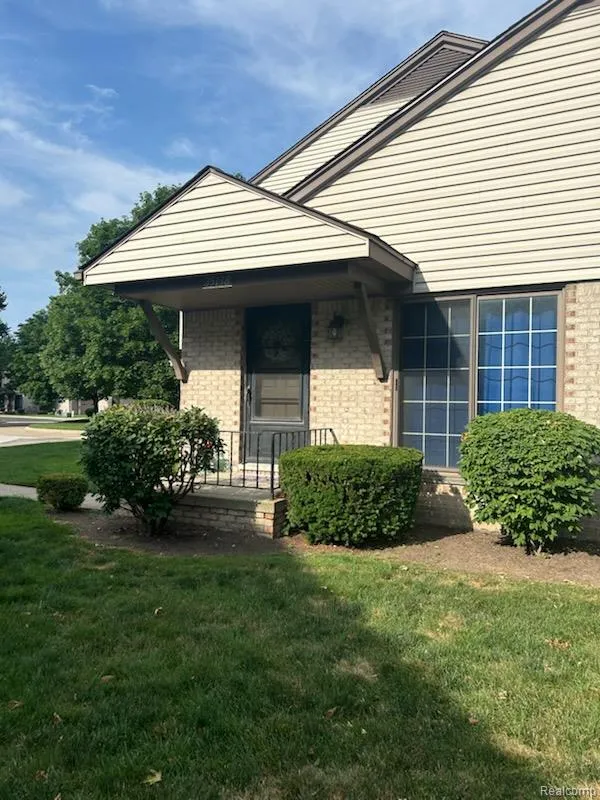 35138 Bay Circle Harrison Charter Township, MI 48045