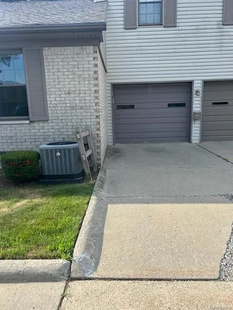 35138 Bay Circle Harrison Charter Township, MI 48045