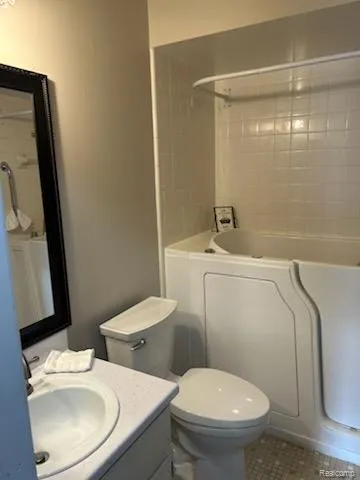 35138 Bay Circle Harrison Charter Township, MI 48045
