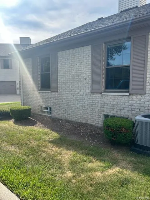35138 Bay Circle Harrison Charter Township, MI 48045