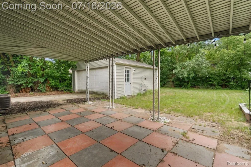 1657 W Troy Street Ferndale City, MI 48220