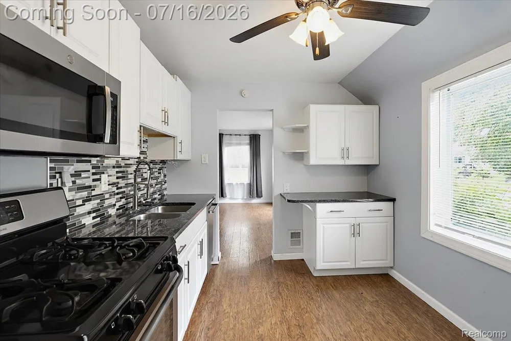 1657 W Troy Street Ferndale City, MI 48220