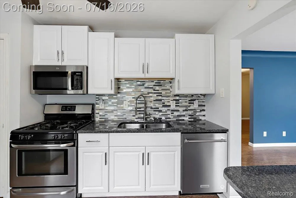 1657 W Troy Street Ferndale City, MI 48220