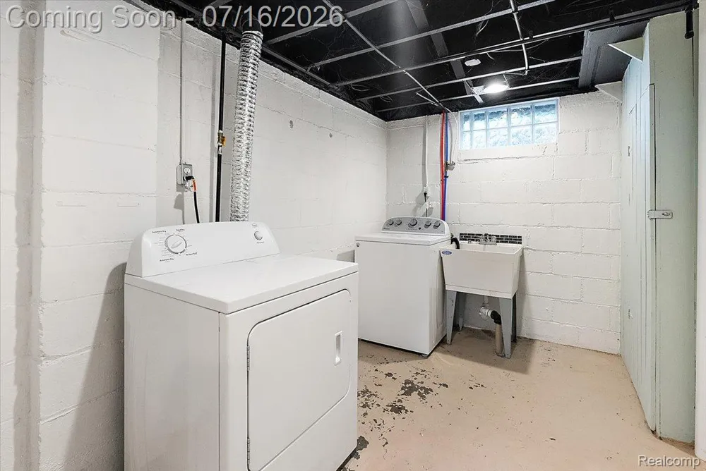 1657 W Troy Street Ferndale City, MI 48220