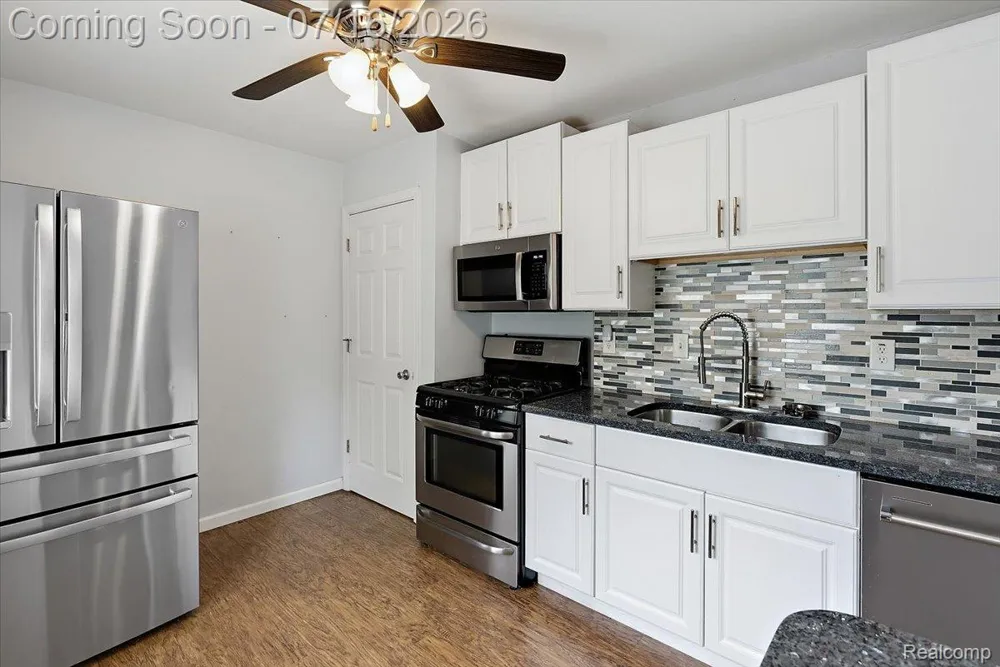 1657 W Troy Street Ferndale City, MI 48220