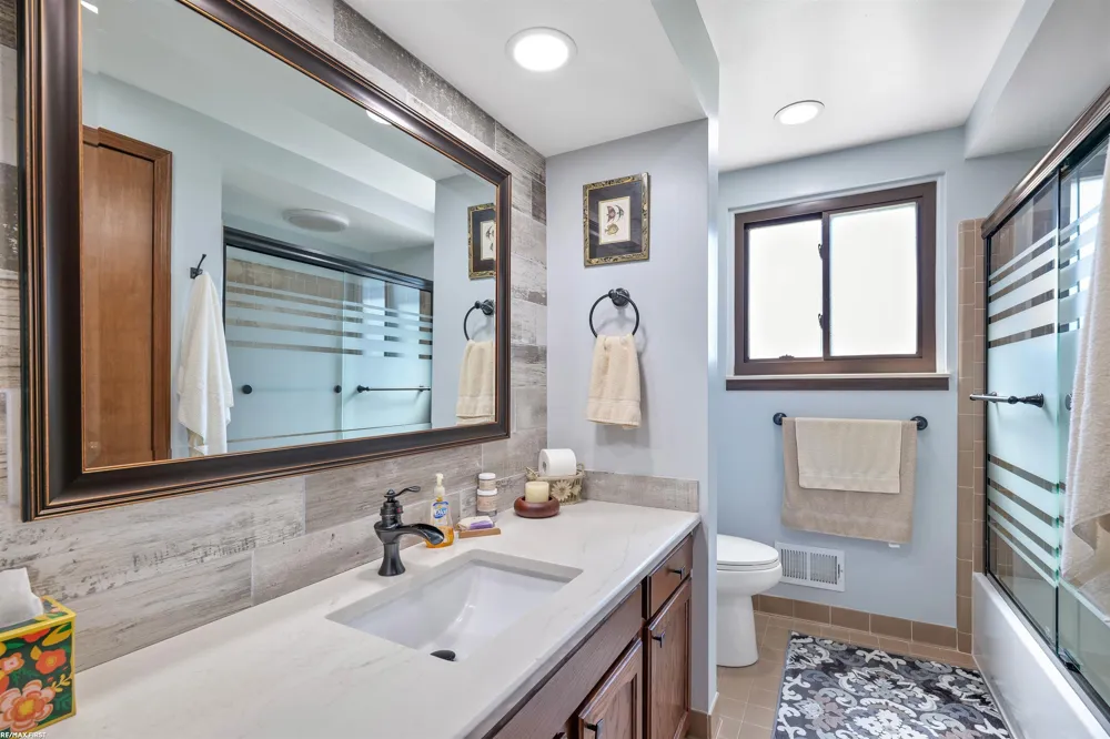 34321 Jefferson Avenue Harrison Charter Township, MI 48045