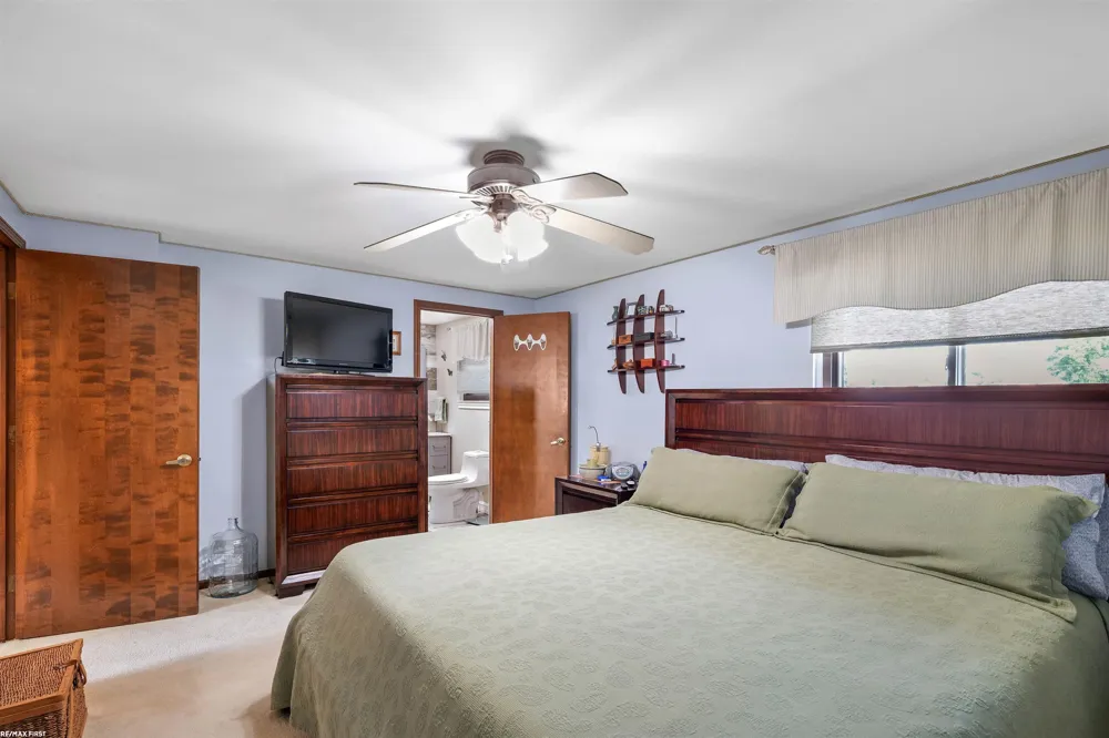 34321 Jefferson Avenue Harrison Charter Township, MI 48045