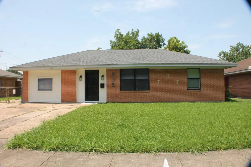 935 Creager Street Houston, TX 77034
