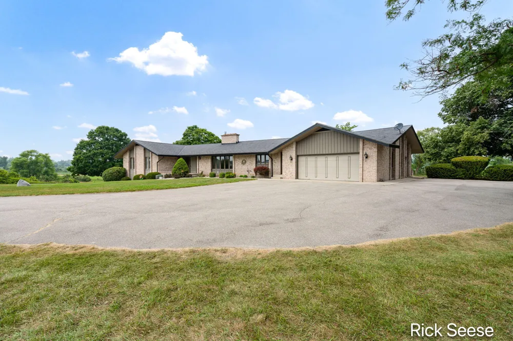 7290 Wingeier Avenue SE Alto, MI 49302