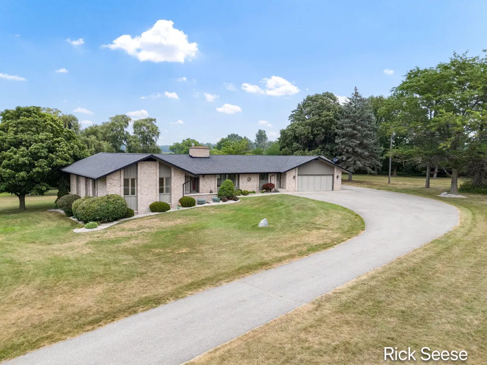 7290 Wingeier Avenue SE Alto, MI 49302