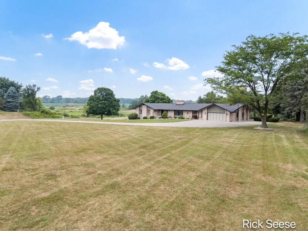 7290 Wingeier Avenue SE Alto, MI 49302