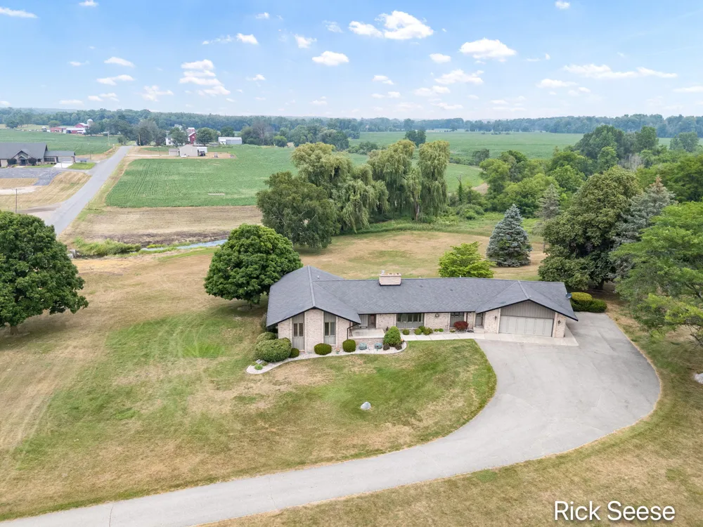 7290 Wingeier Avenue SE Alto, MI 49302