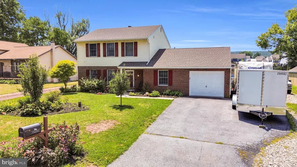 4 SUNSET DRIVE Douglassville, PA 19518
