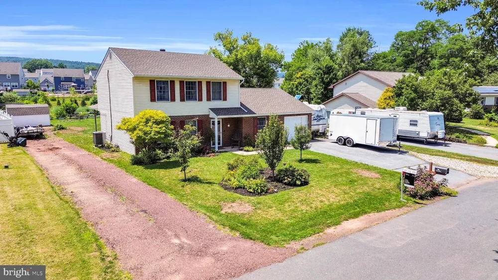 4 SUNSET DRIVE Douglassville, PA 19518