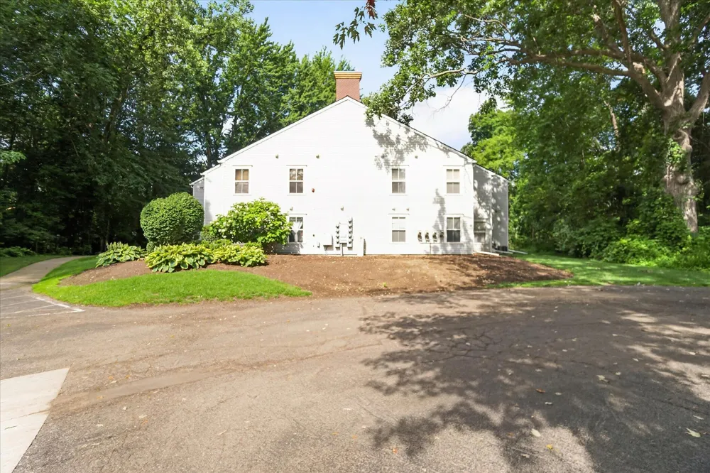 609 Curzon Court #203 Howell City, MI 48843