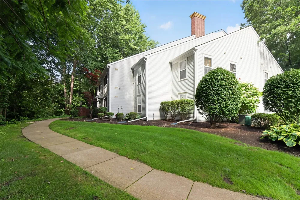 609 Curzon Court #203 Howell City, MI 48843