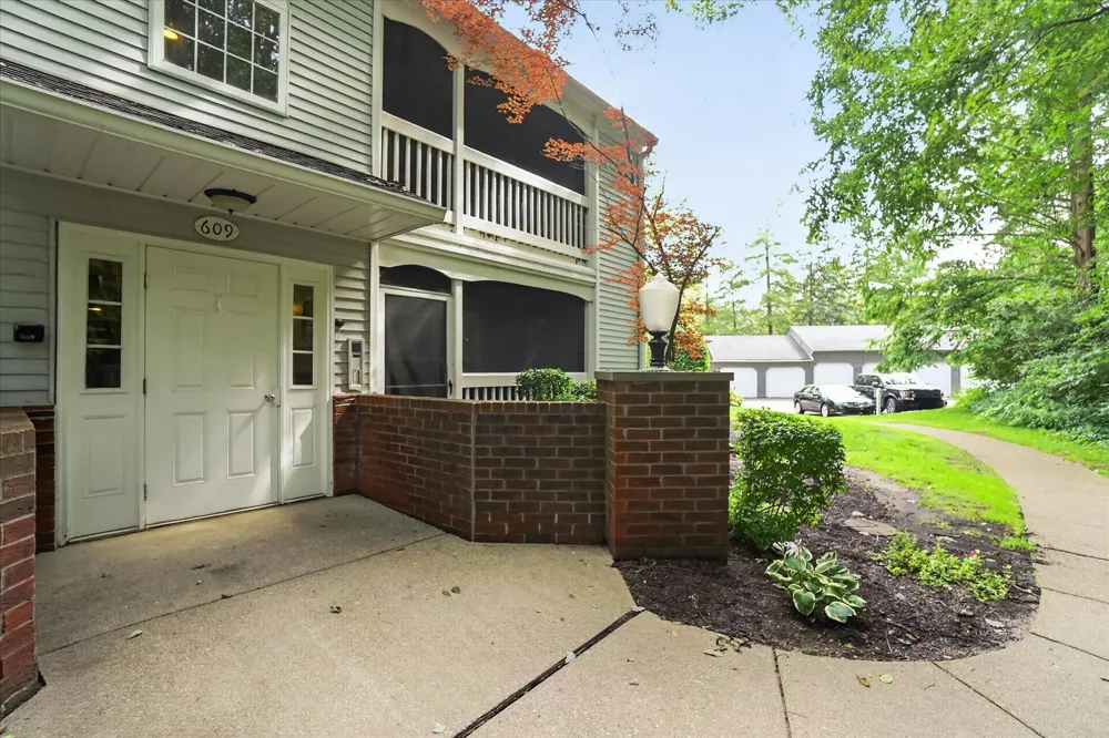 609 Curzon Court #203 Howell City, MI 48843