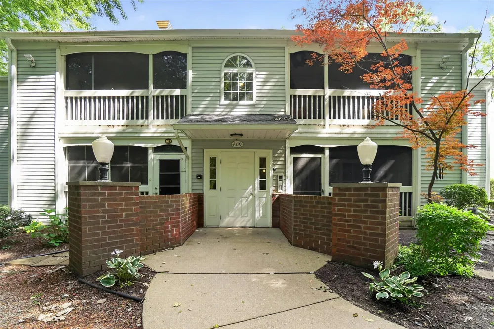609 Curzon Court #203 Howell City, MI 48843
