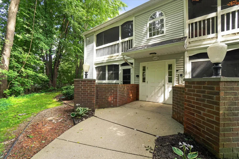 609 Curzon Court #203 Howell City, MI 48843