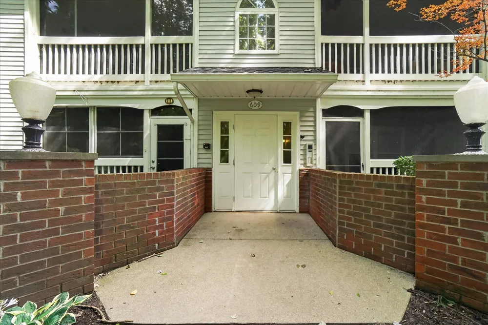 609 Curzon Court #203 Howell City, MI 48843