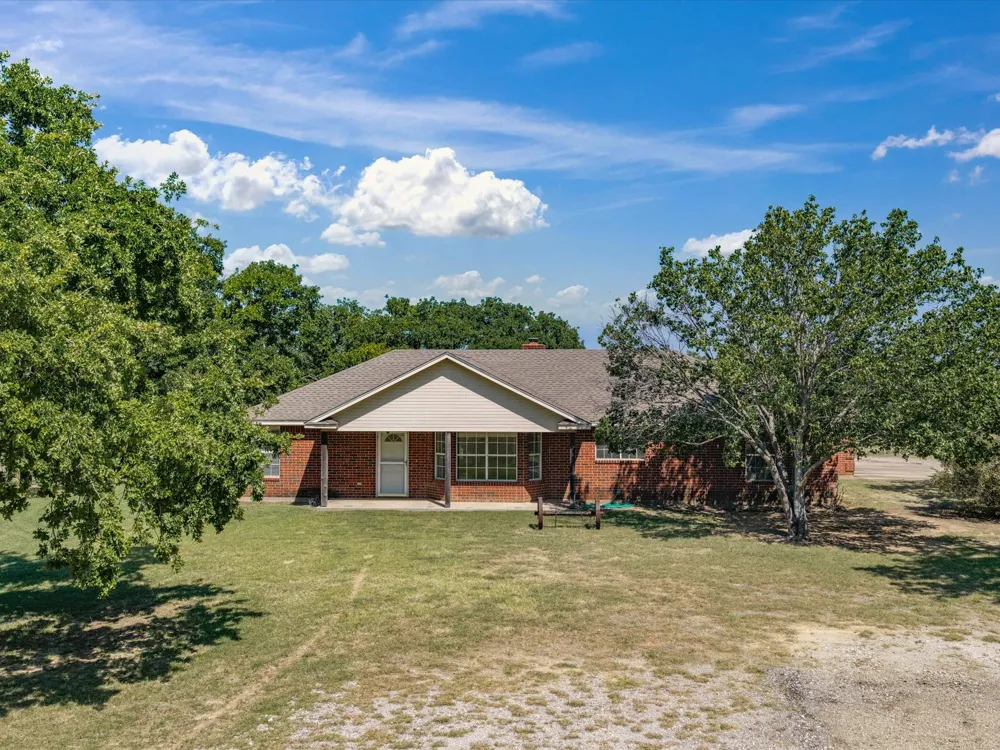 466 County Road 1180 Alvord, TX 76225