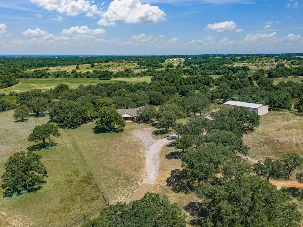 466 County Road 1180 Alvord, TX 76225