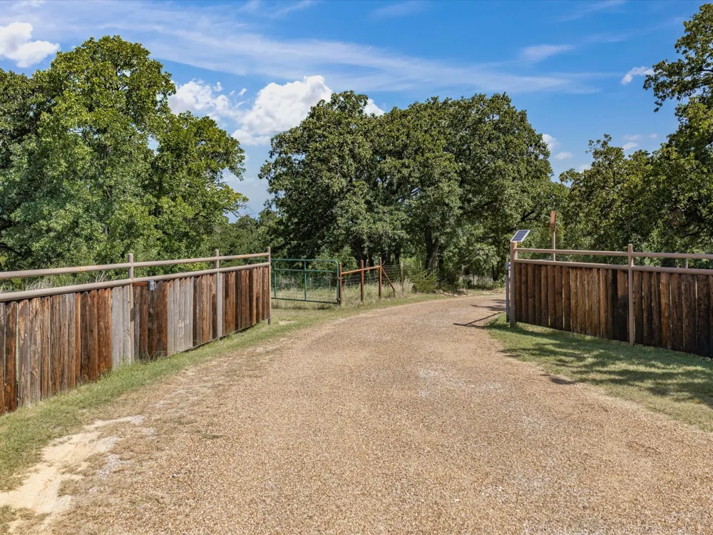 466 County Road 1180 Alvord, TX 76225