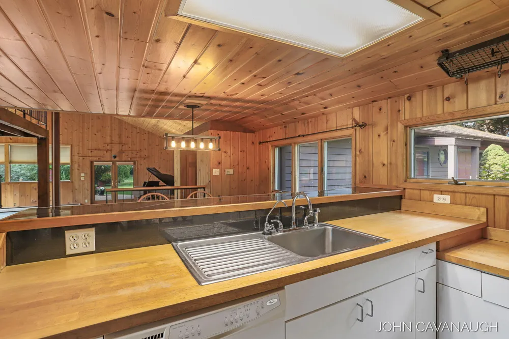 9516 Taft Street Coopersville, MI 49404