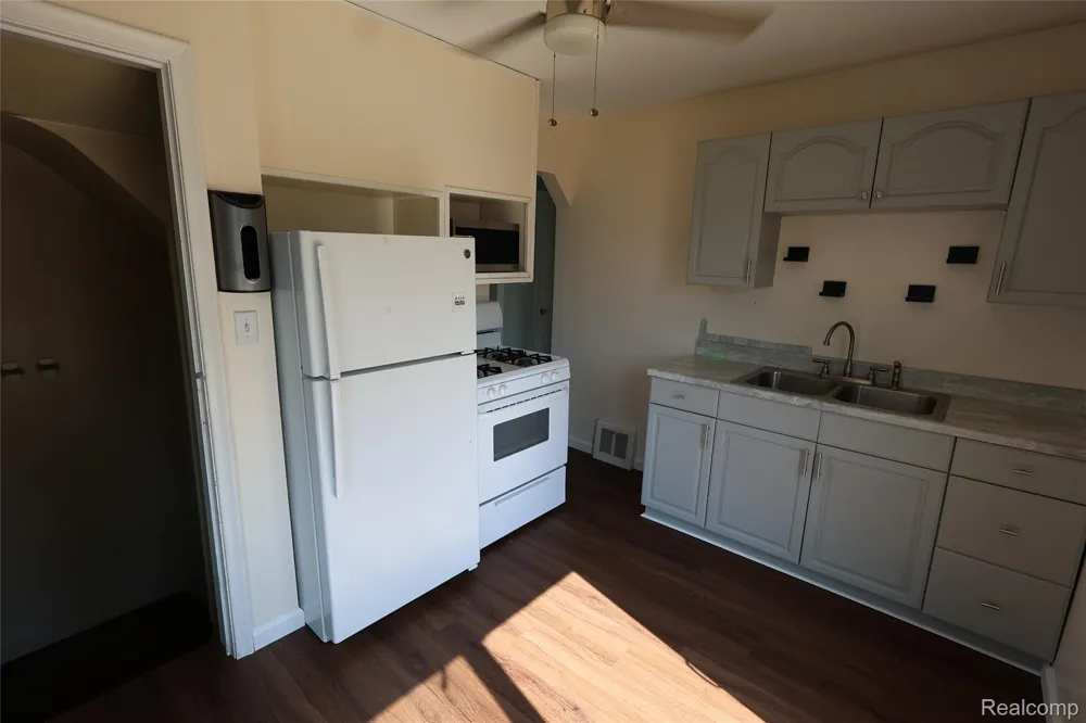 27226 Lawnwood Street Roseville City, MI 48066