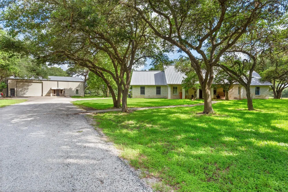 801 Treasure Oaks Road Inez, TX 77968