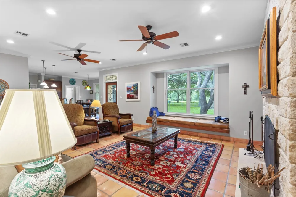 801 Treasure Oaks Road Inez, TX 77968