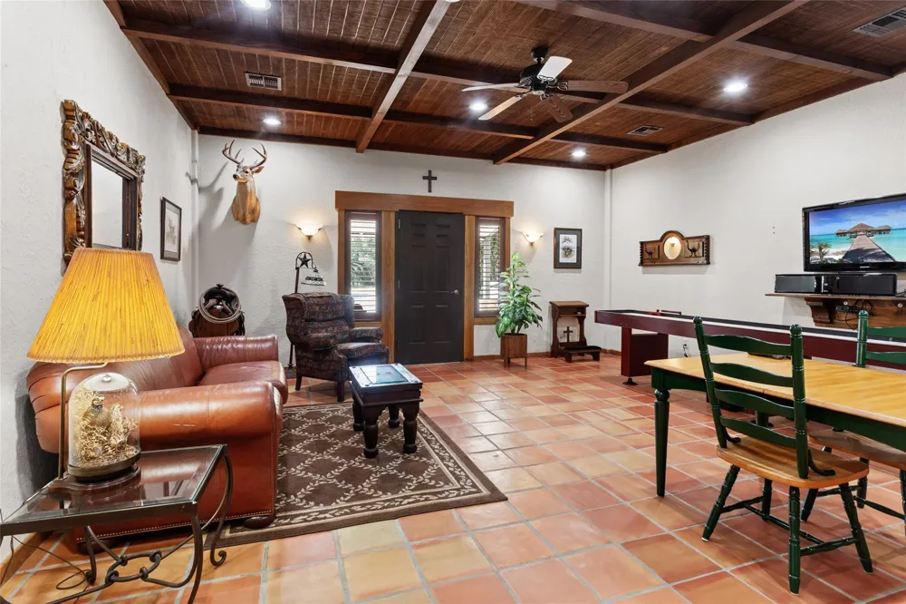 801 Treasure Oaks Road Inez, TX 77968