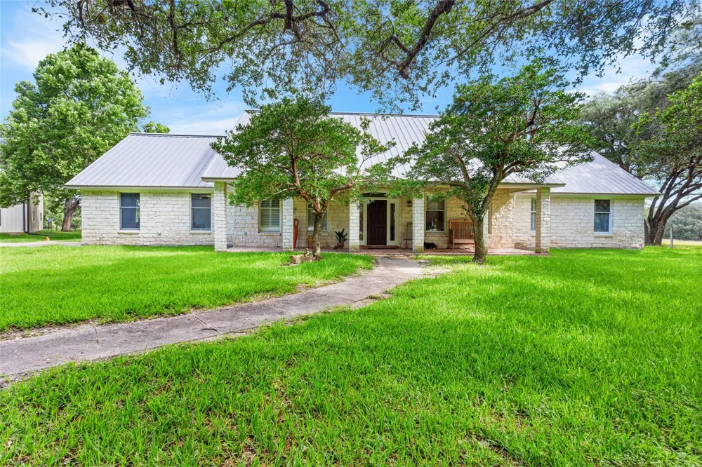 801 Treasure Oaks Road Inez, TX 77968