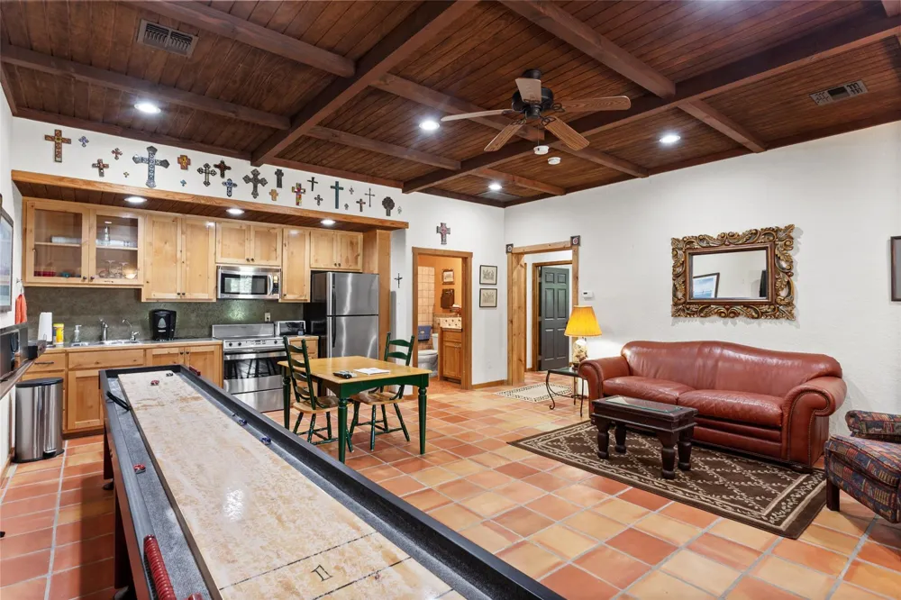 801 Treasure Oaks Road Inez, TX 77968