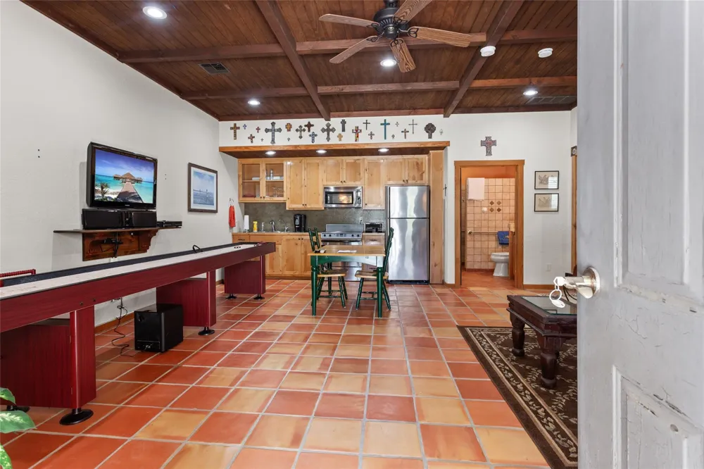 801 Treasure Oaks Road Inez, TX 77968
