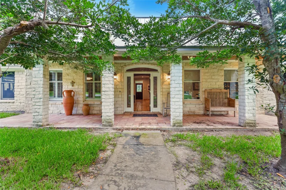 801 Treasure Oaks Road Inez, TX 77968
