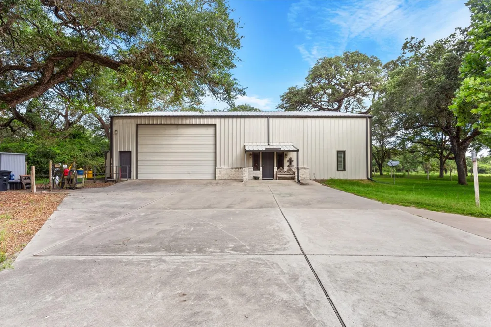 801 Treasure Oaks Road Inez, TX 77968