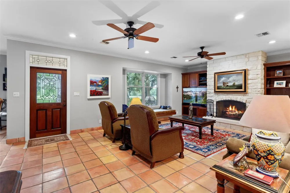 801 Treasure Oaks Road Inez, TX 77968