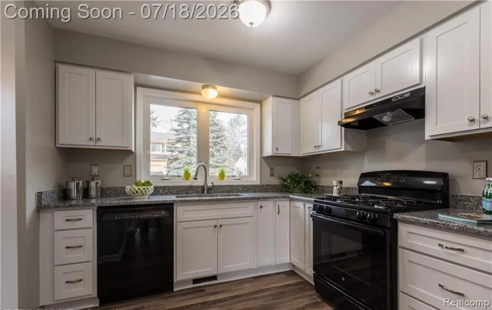 185 Fraser Street Rochester City, MI 48307