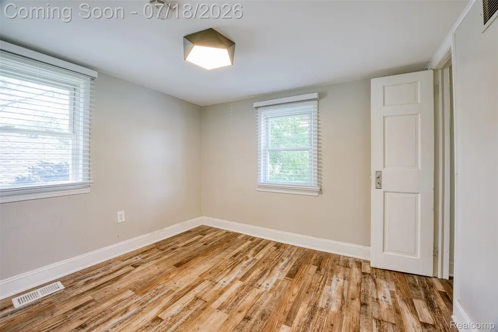 5660 Kingston Street Dearborn Heights City, MI 48125