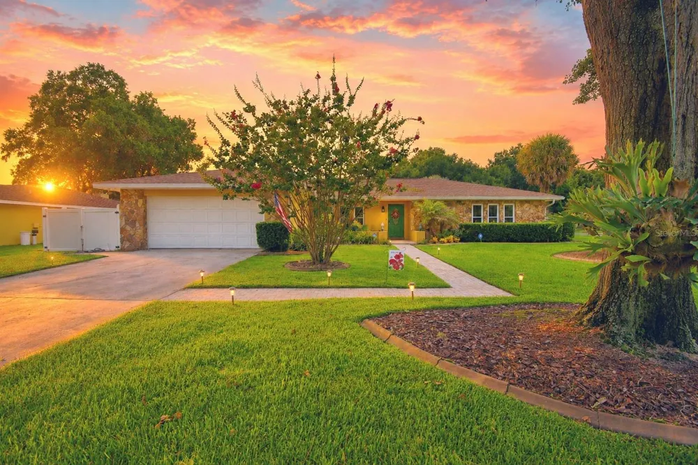 902 CRESTVIEW DRIVE Auburndale, FL 33823