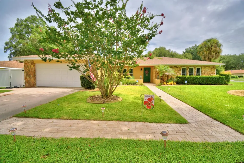 902 CRESTVIEW DRIVE Auburndale, FL 33823