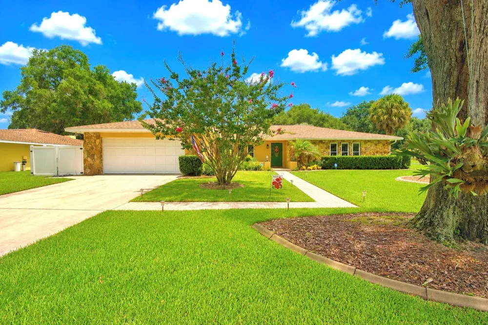 902 CRESTVIEW DRIVE Auburndale, FL 33823