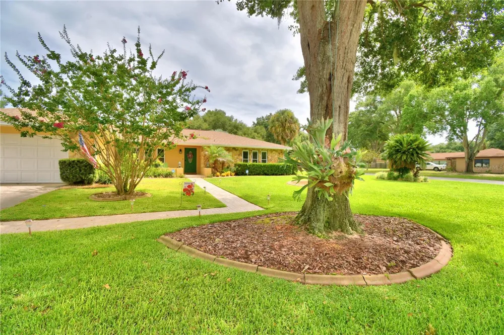 902 CRESTVIEW DRIVE Auburndale, FL 33823
